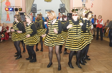 Frauen im Bienenkostüm